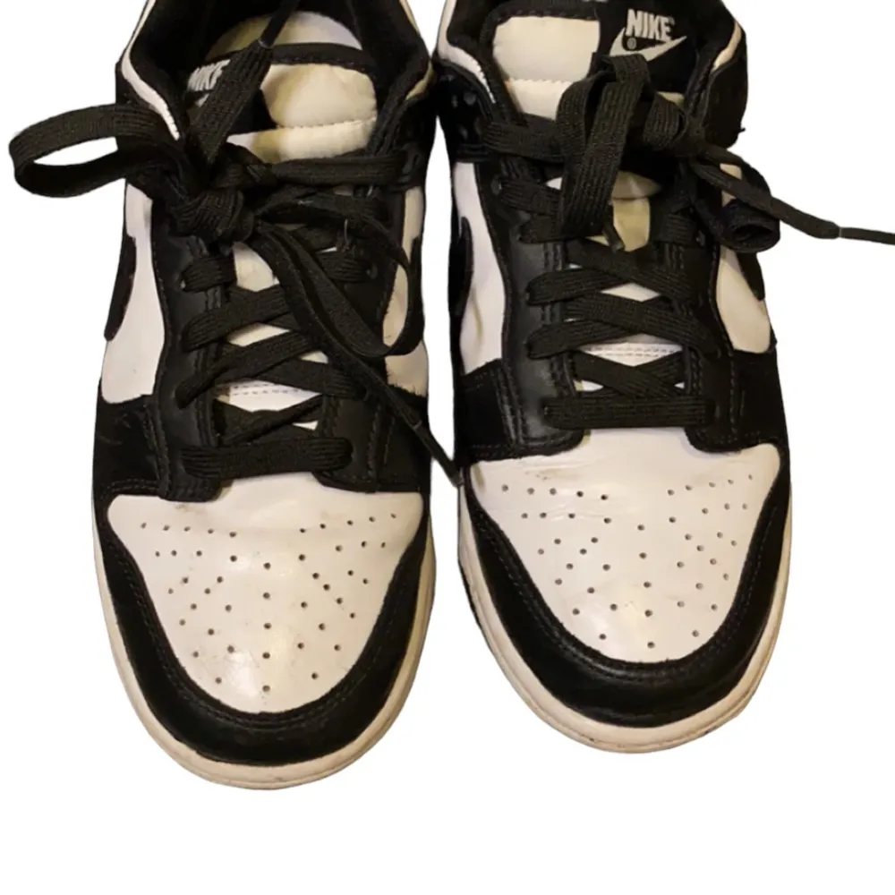 Säljer nu ett par Nike panda dunks i storlek 40  Skick: 7/10 lite repor på skorna som man ser på bilderna annars perfekt. Pris:499kr Priset går att diskuteras vid snabb affär  . Skor.