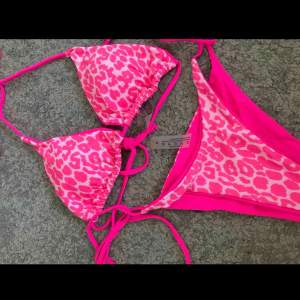 Helt ny och oanvänd bikini sett, jätte fin leopard rosa färg. Storlek M men passar även en S. (Lånad bild)