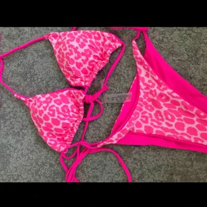 Bikini sett  - Helt ny och oanvänd bikini sett, jätte fin leopard rosa färg. Storlek M men passar även en S. (Lånad bild)