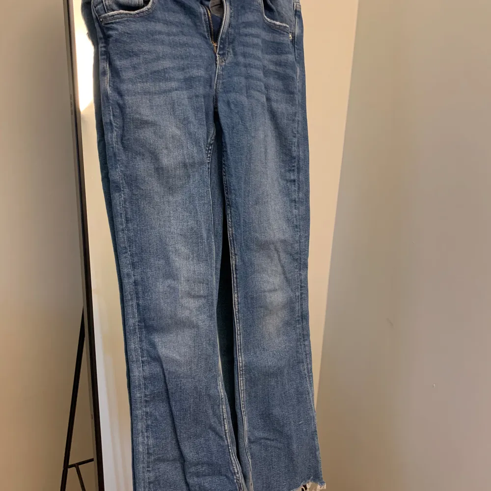 Jag älskar dessa jeans men jag säljer dem för de blivit för små. Jag har klippt dem på botten för de var för långa. Jag är 160cm för referens.💕💕. Jeans & Byxor.