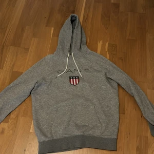 Gant Hoodie - Hej, säljer nu en Grå Gant Hoodie i storlek L!  Den är i nyskick o knappt använd! Priset går att pruta vid smidig affär!