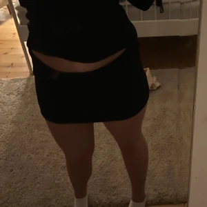 Lågmidjad kjol  - Lågmidjad kjol i svart 