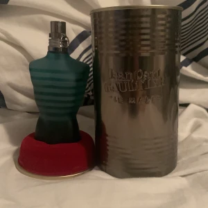Jean Paul Gaultier le Male EDT - En väldigt god sommar parfym, ungefär 60 ml kvar. Parfymen luktar vanilj och parfymen är väldigt fräsch 