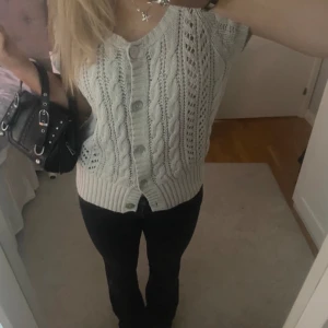 Stickad kofta - Säljer denna fina stickade koftan. Det står inte storlek men passar S/M. Skriv för fler bilder. Ja kan sätta på köp nu men skriv innan💞Bra skick