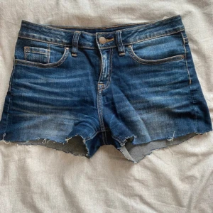 Lågmidjade shorts  - Lågmidjade avklippta jeans shorts, stl s