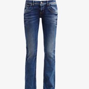 Säljer dessa fina ltb jeans i storlek 28/32. Säljer dom pga dom är för stora. Ny pris 929kr. Dom har några repor där längst ner vid benet annars är dom i nyskick. Vill helst byta mot samma jeans i en mindre storlek.