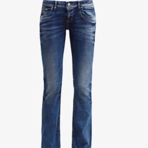 Ltb jeans valerie - Säljer dessa fina ltb jeans i storlek 28/32. Säljer dom pga dom är för stora. Ny pris 929kr. Dom har några repor där längst ner vid benet annars är dom i nyskick. Vill helst byta mot samma jeans i en mindre storlek.