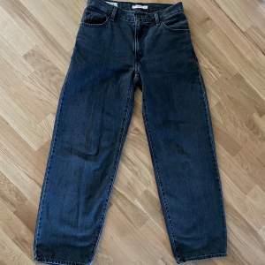 Oanvända grå/svarta Levi’s jeans i modellen ”baggy dad” i storlek 26. Säljer för att de tyvärr är för stora för mig. Passar på någon som vanligtvis är storlek S/M. Originalpris 1 250kr.