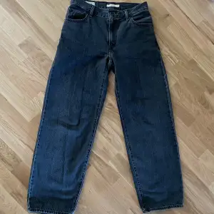 Oanvända grå/svarta Levi’s jeans i modellen ”baggy dad” i storlek 26. Säljer för att de tyvärr är för stora för mig. Passar på någon som vanligtvis är storlek S/M. Originalpris 1 250kr.