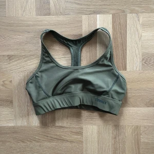 Sportbh - Stronger - Fin khakifärgad bh som knappt är använd. Medium support.
