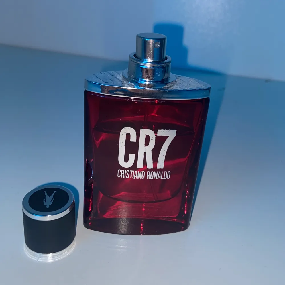 Denna parfym är typ inte använd. Den luktar gott och är ganska gammal. Accessoarer.
