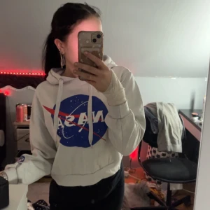 Nasa hoodie - Använd, hoodie med tryck, säljer pga att den inte passar min stil löngre och har blivit lite liten