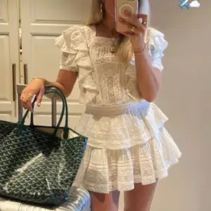 Så fin vit klänning perfekt till studenten och sommaren ÄLSKAR!!!💘💘 Aldrig använd med lapp kvar!!
