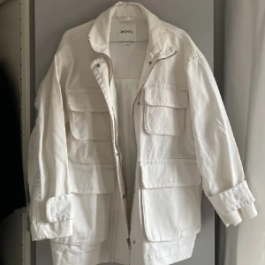 Vit jeansjacka - Hej! Säljer en jätte cool vit jeansjacka. Stl S. Så fina detaljer. Oversize i modellen. Använd fåtal gånger. Från Monki🤍