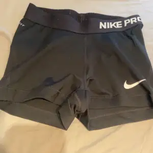 Nike tränings shorts  Använda men är i bra skick 