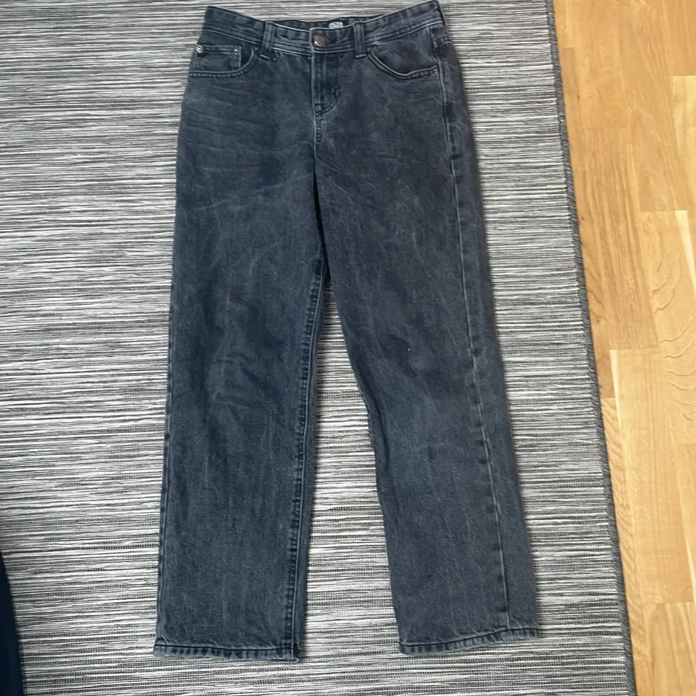 Svarta Jack & Jones jeans för 200kr inte fast pris är i bra skick . Jeans & Byxor.