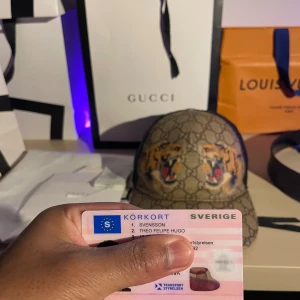 Gucci tiger keps  - Gucci tiger keps storlek M, box + dustbag och tags medföljer🤝  Skick 8,5/10 lappen i kepsen är avklippt men sparad och ligger i boxen.  Bara att höra av sig vid frågor👐 