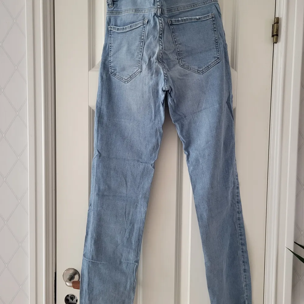 Raka ljusblå jeans från ginatricot i storlek 36. Fint skick!. Jeans & Byxor.