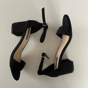 Klackar - Svarta klackar storlek 37, sparsamt använda 🌸🌷