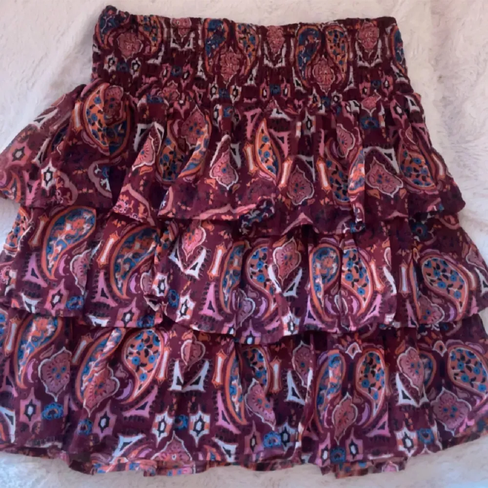 Lånade bilder, skriv för fler! Söt kjol från Kappahl, köpt i somras. Säljer då jag inte använder den längre. Använd kanske 2 gånger🩷 priset kan diskuteras . Kjolar.