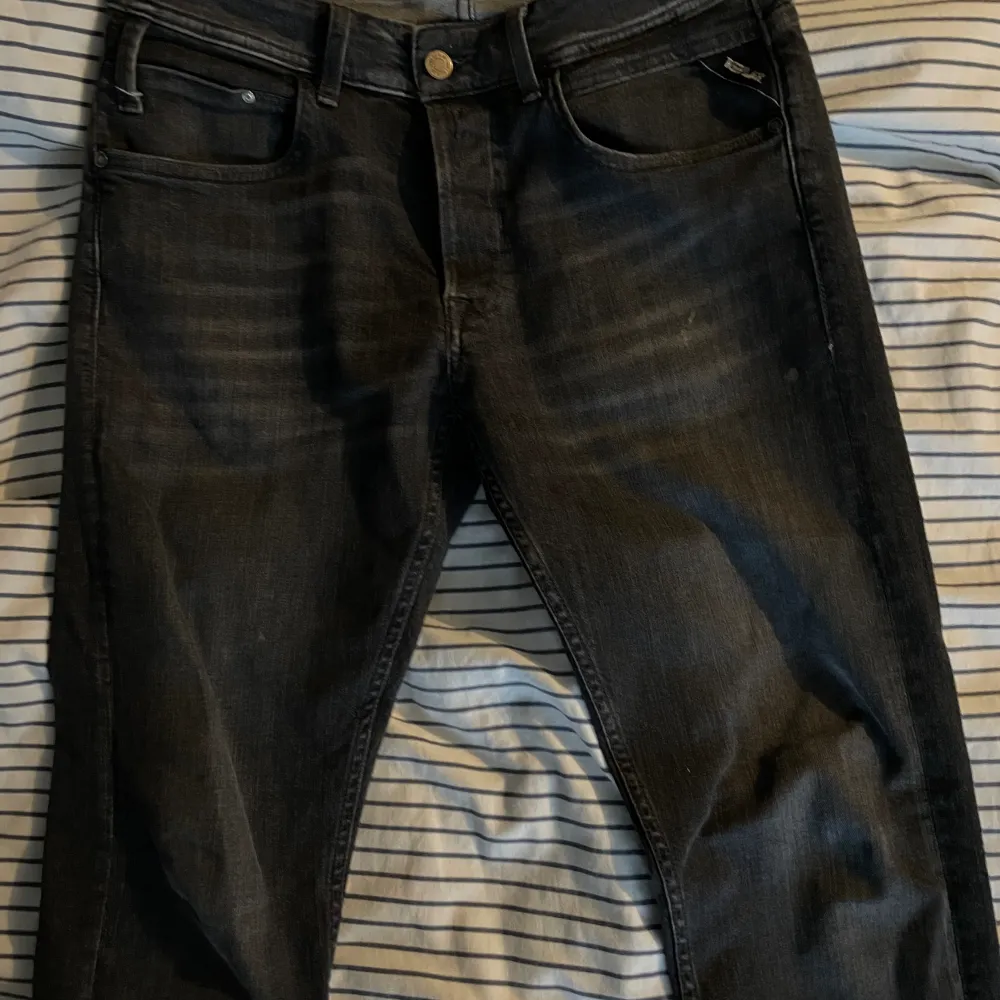 Mörkgrå/svarta replay jeans. Storlek 30/32. Använd endast ett par gånger. Inga defekter. Originalpris cirka 1100kr. Passform: straight.. Jeans & Byxor.
