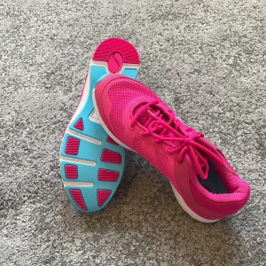 Springskor - soc  - Ett par super fina skrikrosa löparskor ifrån soc. Aldrig använda💕