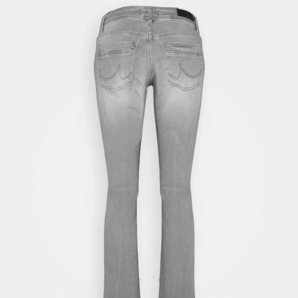 hej, säljer nu mina ltb jeans skriv privat för fler frågor eller funderingar kan även tänka mig byta mot likadana fast i en mindre storlek🥰. Jeans & Byxor.