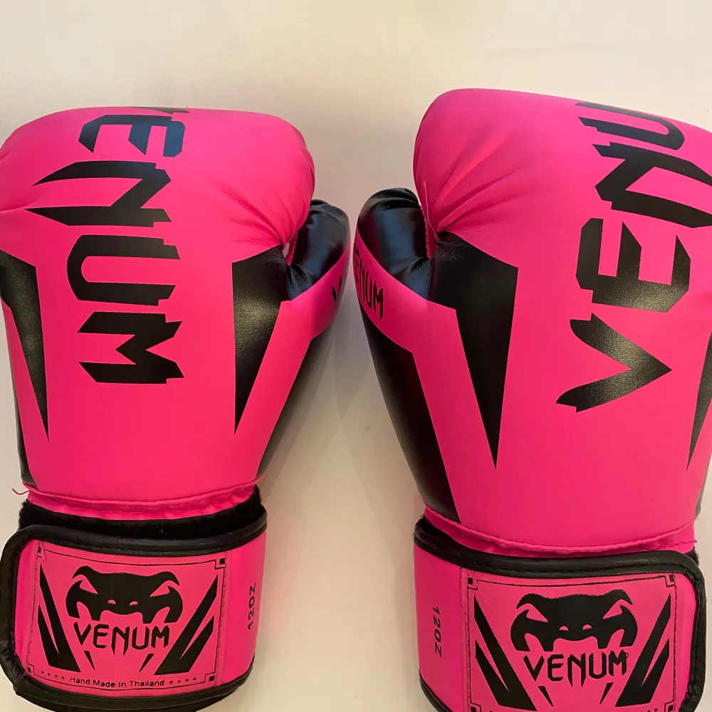 Helt nya boxningshandskar från Venum i rosa. . Sport & träning.