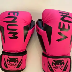 Helt nya boxningshandskar från Venum i rosa. 
