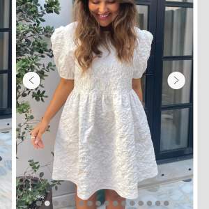 Säljer denna helt nya super fina klänning från BYIC, har sytt upp den nedtill 💞