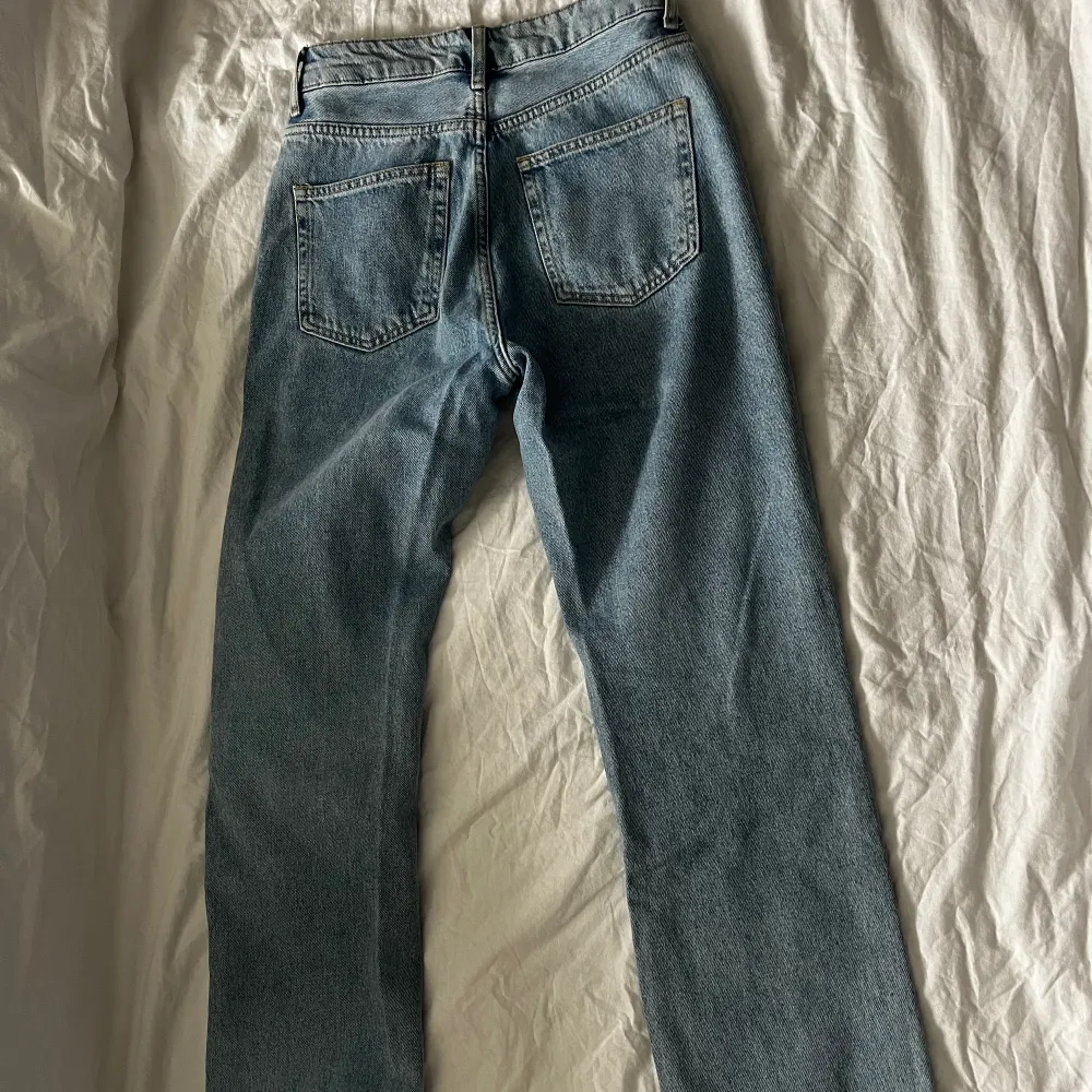 Ljusblå jeans med smitning på ena knät i storlek 34. Mycket gott skick, endast använda fåtal gånger då de blivit för små. . Jeans & Byxor.