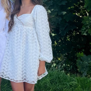 Vit klänning från nakd  - INTRESSEKOLL! Super fin klänning, bara använd under 3 timmar. Inte säker på om jag vill sälja, vill se vad jag kan få. Jag är 168 och den är perfekt för mig! Köpt för 600. Hör av dig ifall du är intresserad:) säljer för 400 pga efterfrågad