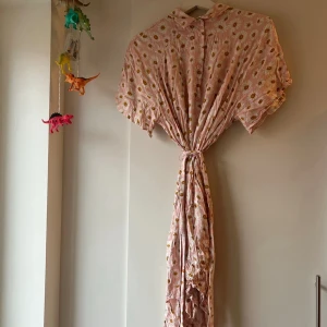 Blommig klänning Monki prästkragar S  - Blommig klänning med prästkragar från Monki. Tygband i midjan och fickor.  Knappar framtill. Storlek S. Lite skrynklig. 
