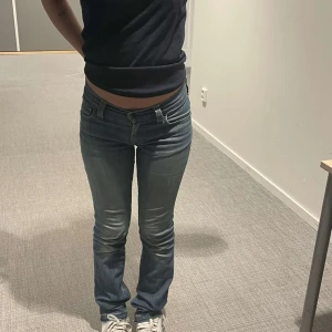 Jätte snygga lågmidjade jeans - Vintage jeans som är i perfekt skick skit snygga men säljs då dom är lite små på mig💕 Passar folk som är 160-165