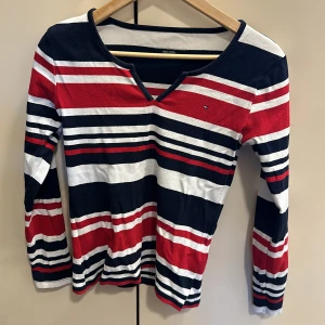 Tommy hilifiger tröja  - Säljer denna nästan helt oanvända Tommy hilifiger tröja i storlek m, pris kan diskuteras! 