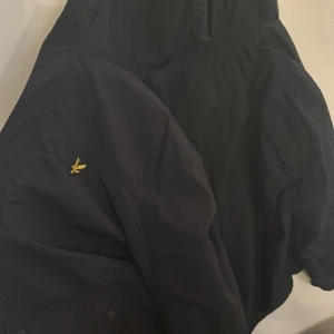 Lyle & Scott - Det är en Wind braker jacka är i super bra skick har inte använt den på 1 år 
