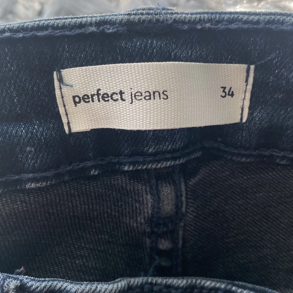 TRYCK INTE PÅ KÖP NU SKRIV PRIVAT FÖRST!🩷 Jättefina mörkblå low waist bootcut jeans från Gina tricot, bara använda en gång!🩷. Jeans & Byxor.