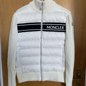 Moncler cardigan - Tjena, säljer nu min cardigan då den satt lite tajt i armarna. Använd endast få antal gånger så skick är 10/10. Nypris runt 9000kr, mitt pris 3999.