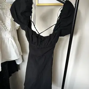 Säljer denna superfina klänning från Zara med knytning i bak🩷