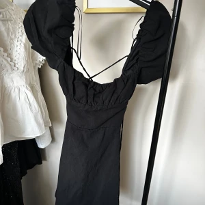 Klänning  - Säljer denna superfina klänning från Zara med knytning i bak🩷