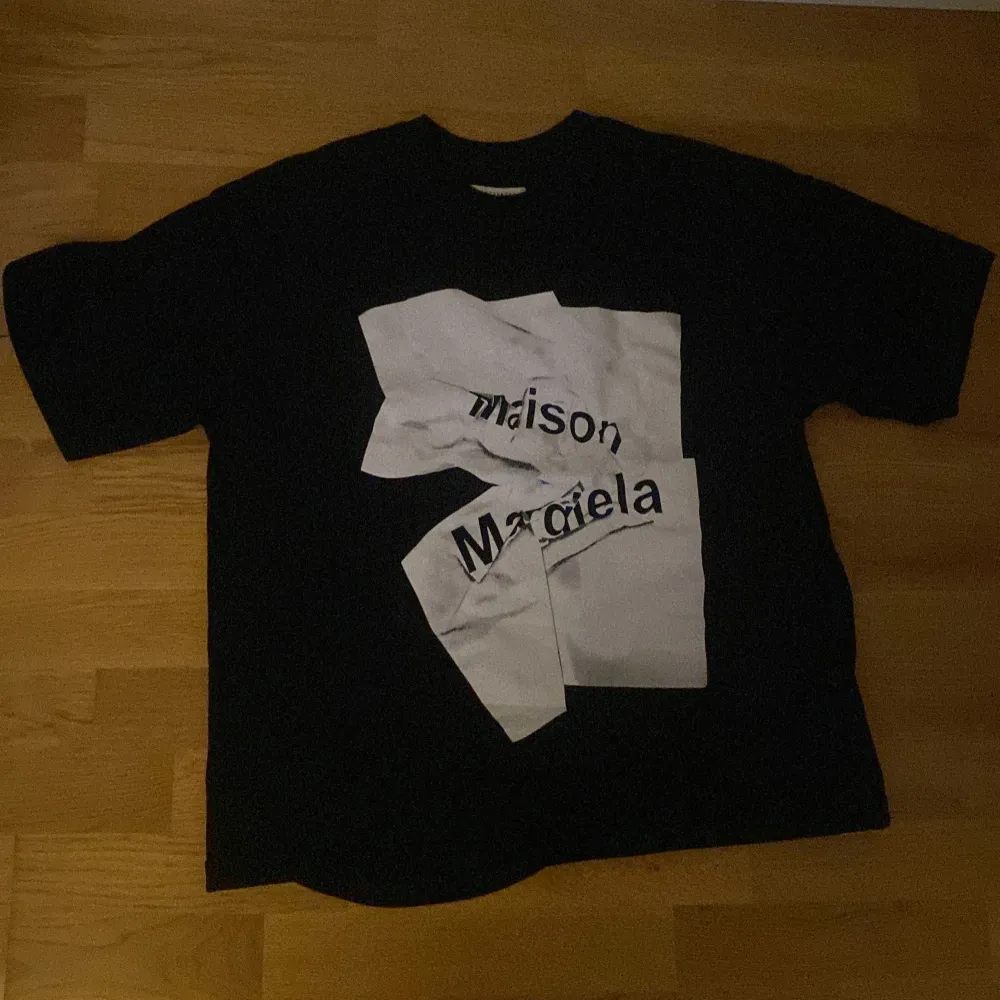 💯🎰LAIDBACK🎰💯 Jättesnygg T-shirt från maison margiela inga tags följer med storlek M/L passar båda skriv i dm om du har några frågor  Nypris runt 3000 på ett ungefär skick 10/10. T-shirts.