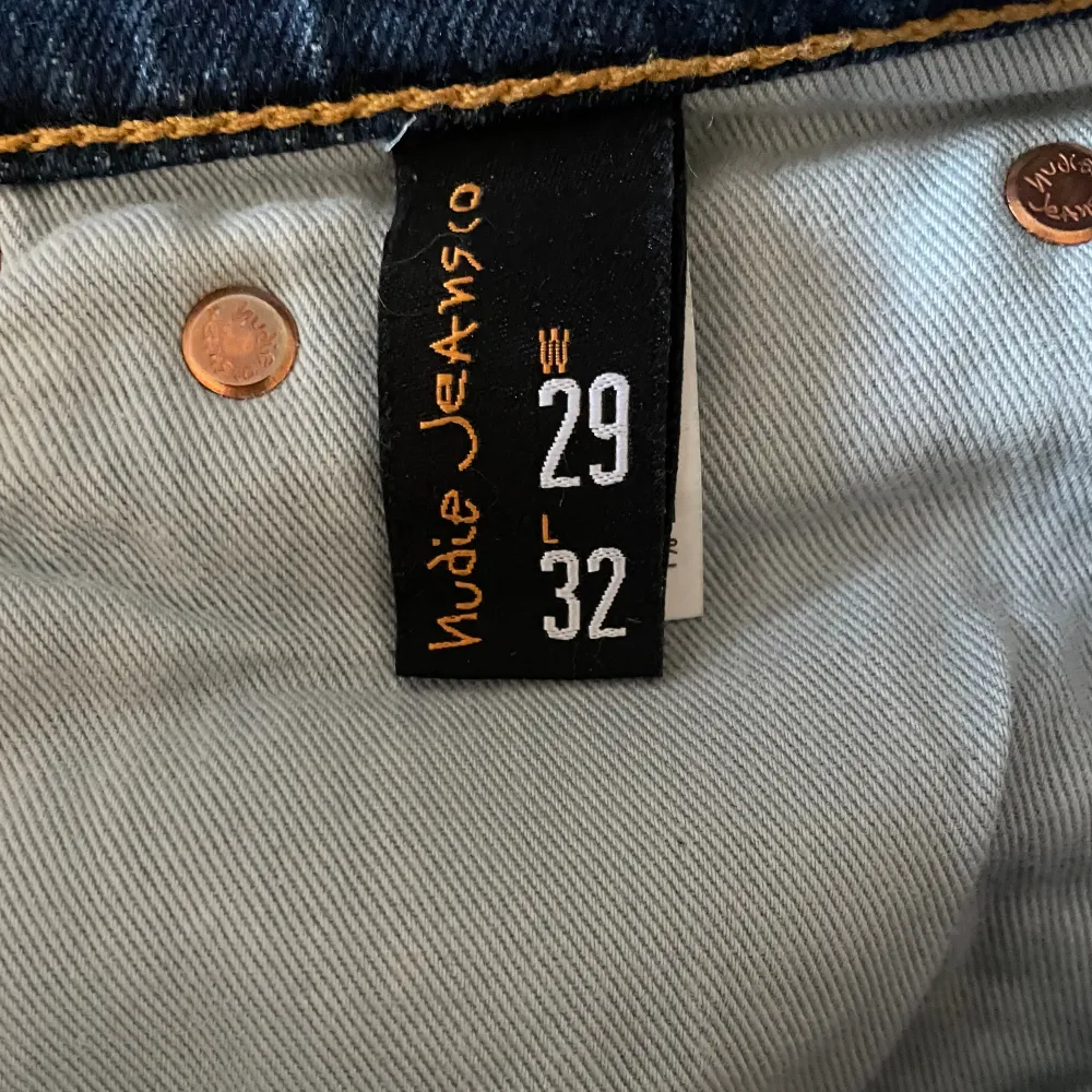 Blåa Nudie Jeans köpta i butik för 1600kr, använda några gånger. Passformen är slim/regular fit. Skick 9/10. Jeans & Byxor.
