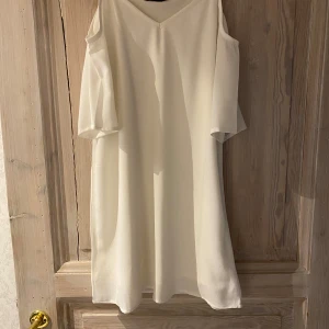 Studentklänning - Rut & Circle strl34 - Klänningen är varsamt använd och är i bra skick! Strl 34 från Rut & Circle.  Perfekt till student eller examen.