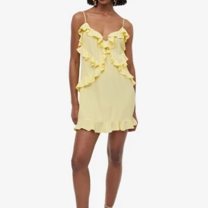 Gul klänning med volanger - Helt oanvända i storlek S. Skriv privat för bilder på