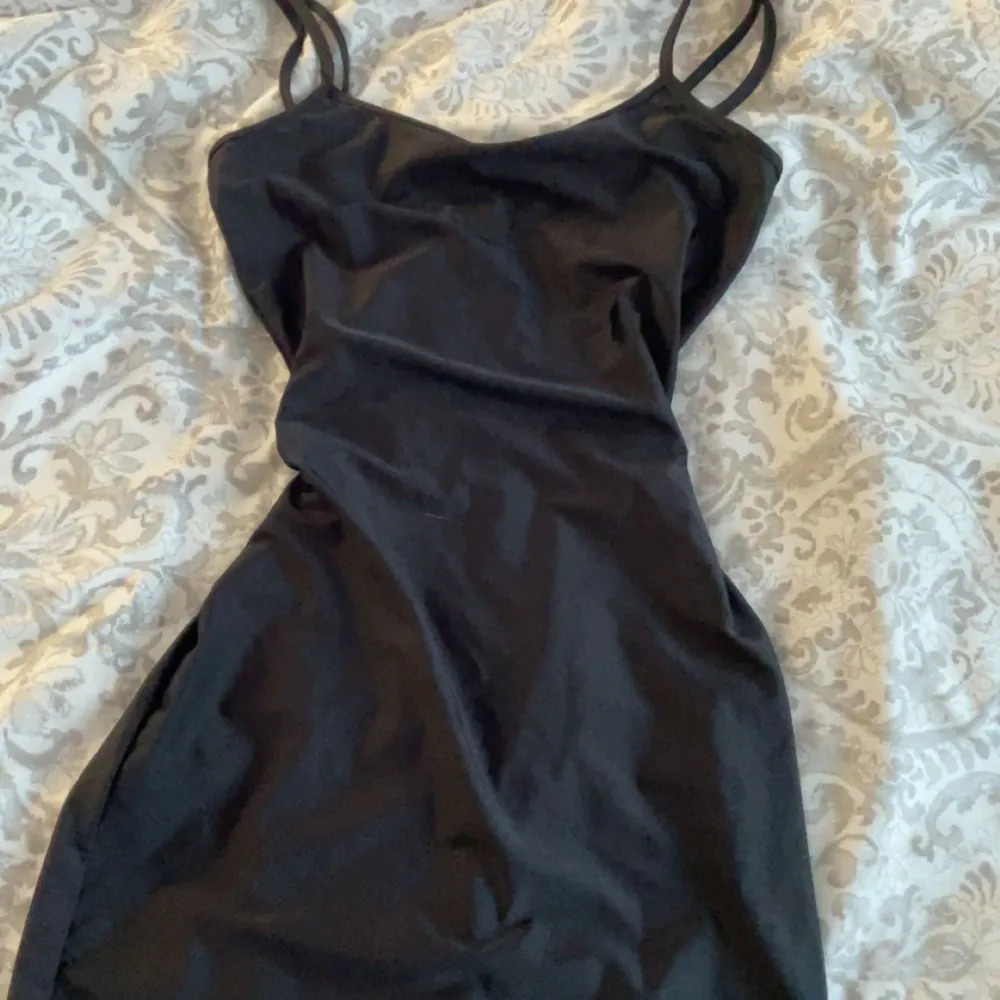 Säljer den här silke klänningen för använde den en gång under nyår och har inte haft möjlighet att ha den💞. Klänningar.