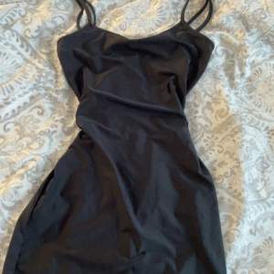 Säljer den här silke klänningen för använde den en gång under nyår och har inte haft möjlighet att ha den💞