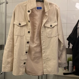 Overjacket  - Säljer en skön och snygg over jacket från Jack en Jones . Kanppt använd och är i storlek M. 