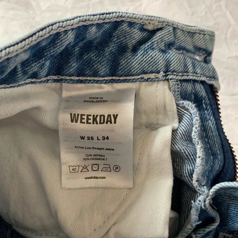 Fina straight jeans från Weekday!! Använd fåtal gånger och inga deffekter💗Jag är 167. Jeans & Byxor.