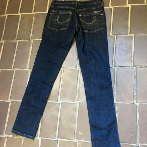 Storlek 170. Lågmidjade jeans från Lab Industries Jeans Wear. Style: Nicole. Från Kappahl.