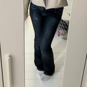 Lågmidjade guess jeans storlek 29, motsvarar 38/M/S. Säljer då dom blivit för stora för mig. Jättefint skick, köpta på plick helt nya i oktober.❤️ Bild 1= min bild Bild 2-4= förra säljarens bilder Kan fixa fler bilder vid intresse!🫶🏼